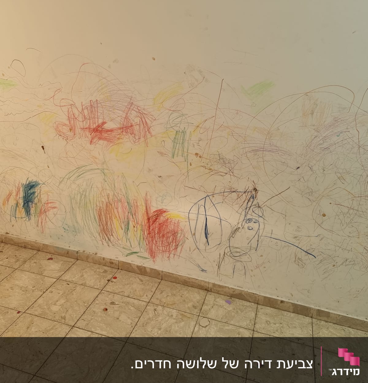 קיר עם ציורים צבעוניים בעפרונות צבעוניים שונים